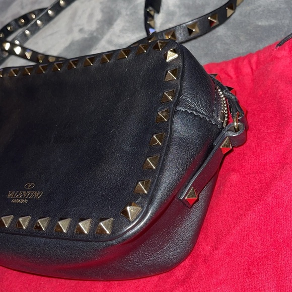 Preload Valentino, black n gold spike Crossbody excellent condition 7”X 5”. - Picture 4 of 12